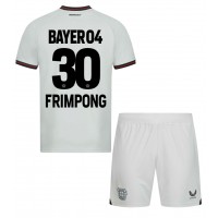 Dětský fotbalový dres Bayer Leverkusen Jeremie Frimpong #30 2023-24 Venkovní Krátký Rukáv (+ trenýrky)